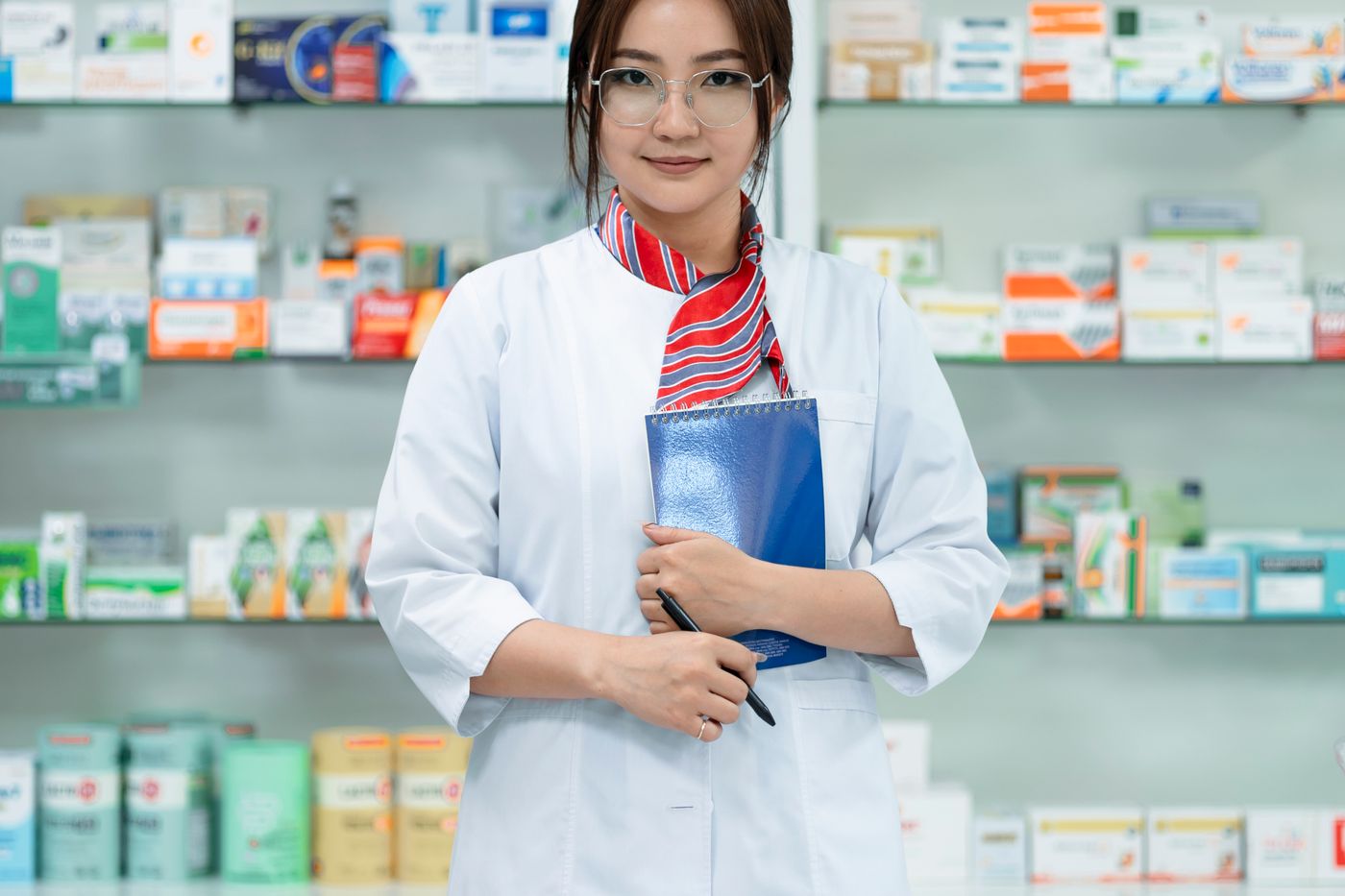 Farmacéutica en una farmacia